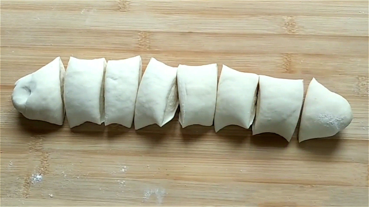 做成|入秋后,多吃点西葫芦,做成馅饼真香,做法简单,出锅皮软馅香