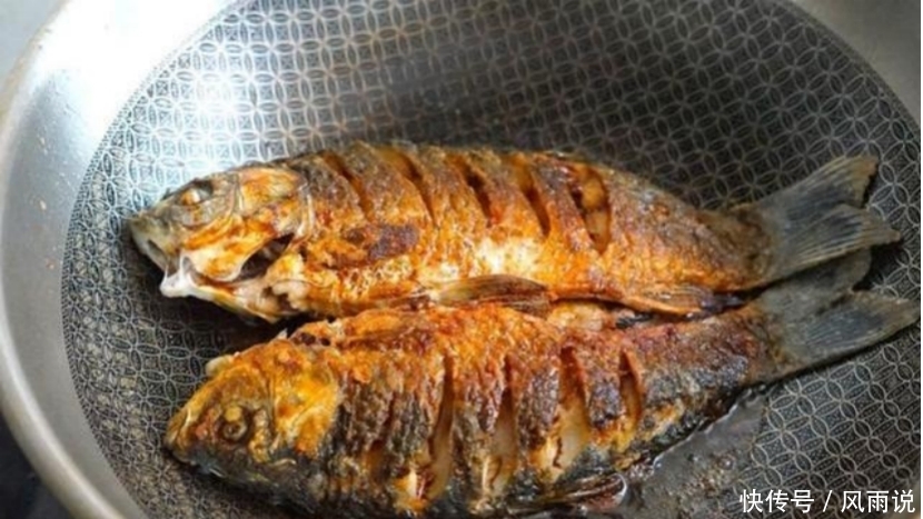 炖锅|鲫鱼炖锅汤汁鲜美,宵夜的首选,赶紧学起来吧