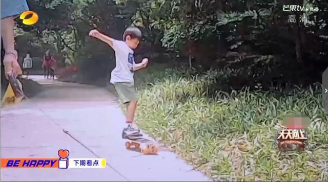 预告|《天天向上》预告,王一博带小孩受3连击超委屈,小孩摔倒显无奈