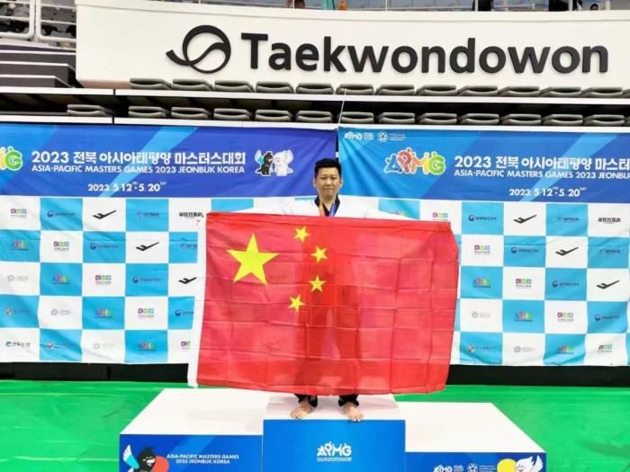 李东宪手举五星红旗领奖台媒报道(李东宪举五星红旗领奖现场视频)
