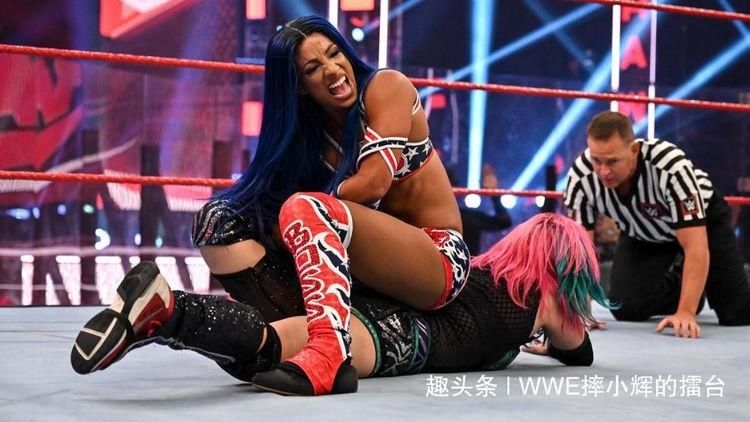 莎夏班克|并肩冷石奥斯汀与大锤HHH!莎夏与贝莉成为WWE女子组历史第一人！