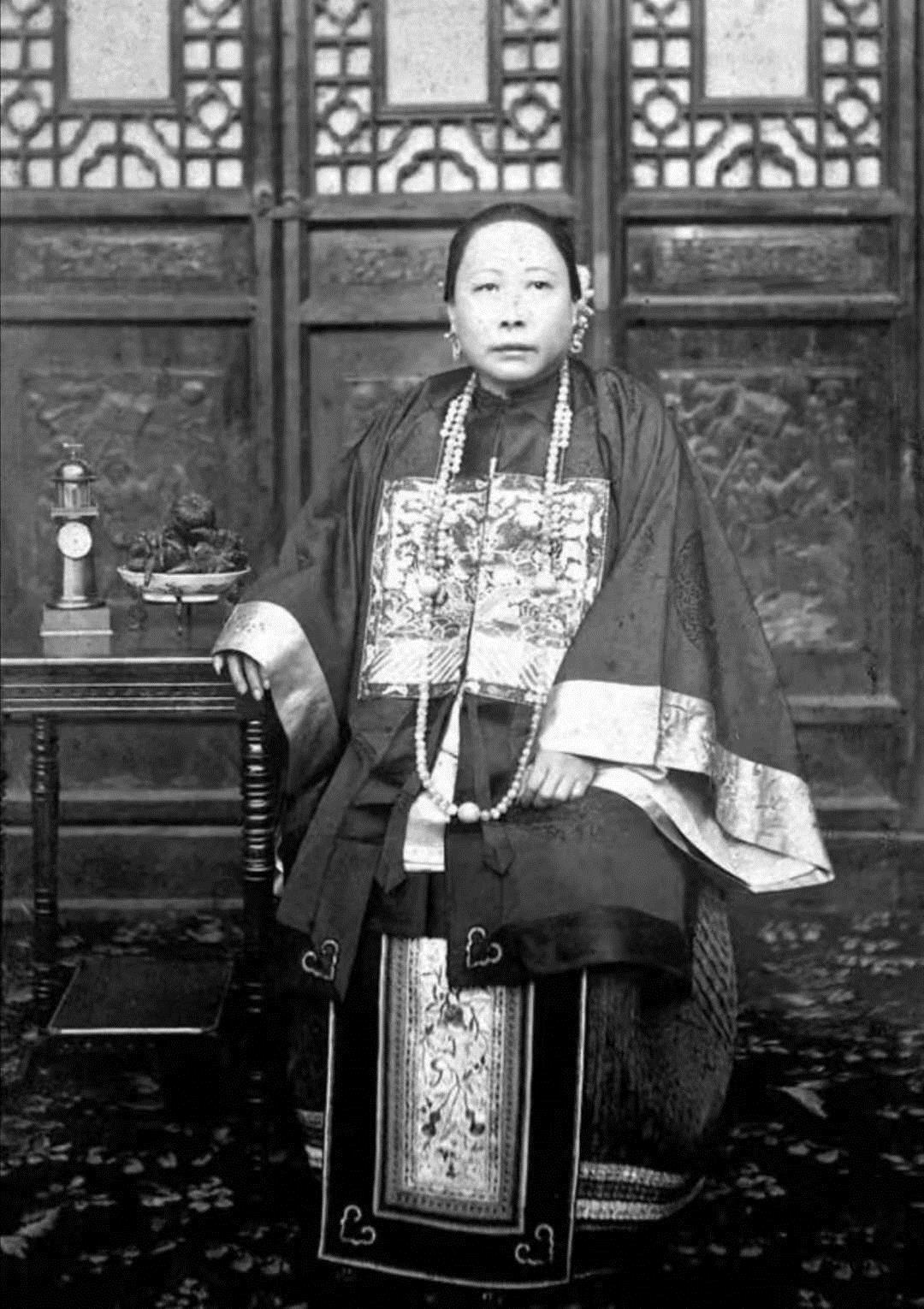 清末|清末老照片，图一是慈禧七十岁的妈，图七是溥仪吃奶到九岁的乳母