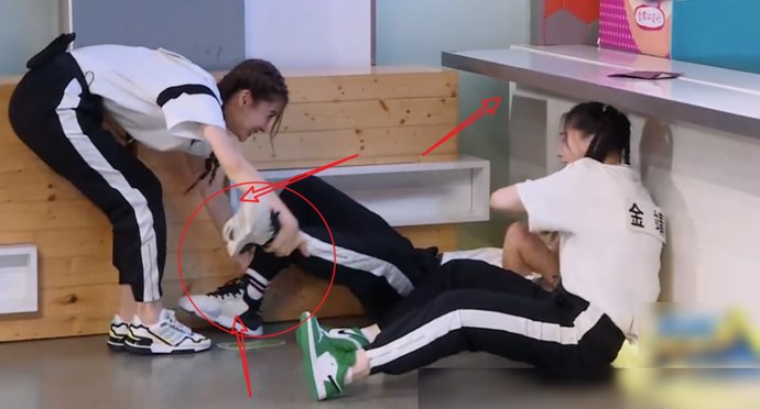  没错|郭麒麟被姐姐们围堵，看清baby的反应后，是暖心大姐姐没错了