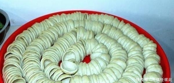 老奶奶|老奶奶卖“烂包子”,1元1个,路人都说“坑”回头客:你们不识货