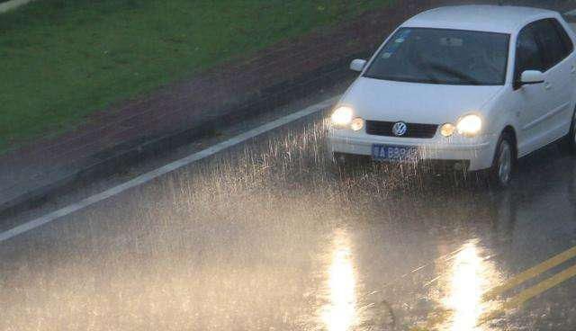  大暴雨|高速突降大暴雨，路面都看不清，能不能减速停车避雨？