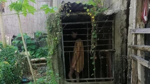 踏青|踏青惊见黄衣女关铁笼 盯墙壁喃喃自语 村民曝：她已关25年