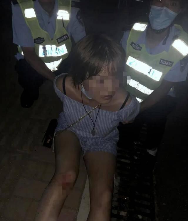  尴尬|什么脑回路？女子狂砸9辆车后让男友赔 男子一番话让大家都尴尬了