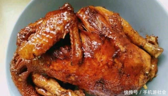 电饭锅|整只鸡放电饭锅里焖,不加水不放油,出锅比烤鸡还香,太诱人了