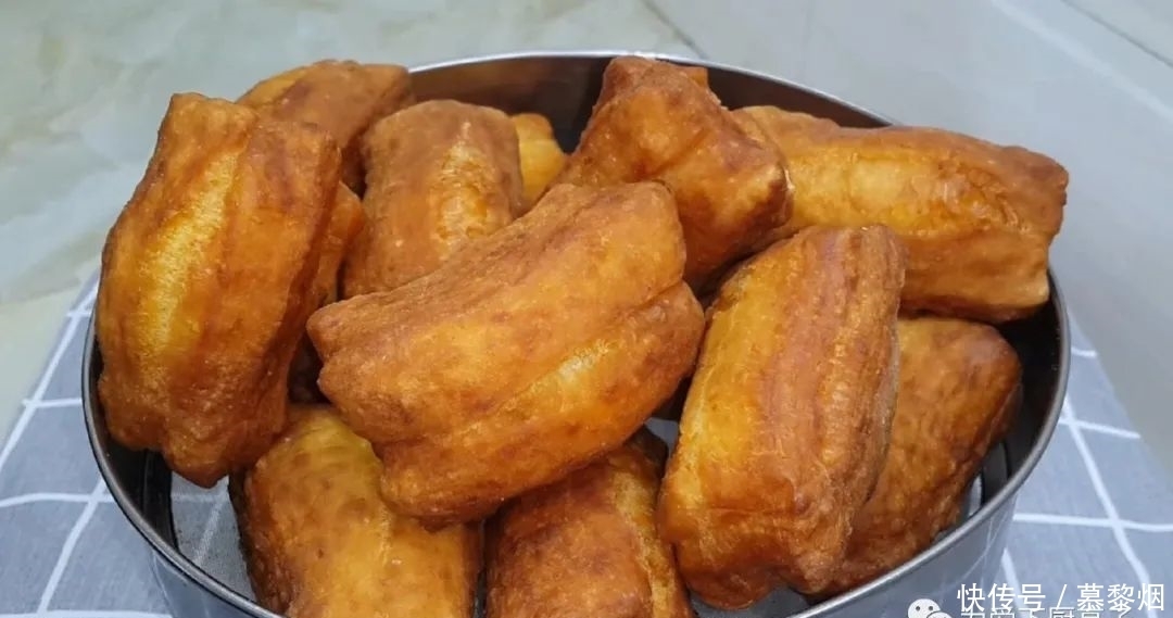 发面|家常小油条的做法,不发面不烫面,个个焦脆又香甜,真的太好吃了