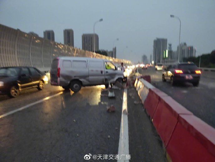  天津|天津 一面包车躲避别车撞水马