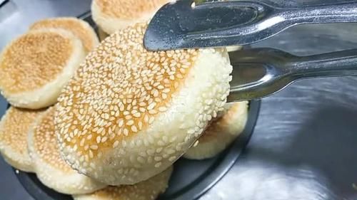 担保|面点师傅教你做传统烧饼,把握好3个环节,担保焦香酥脆咸香诱人