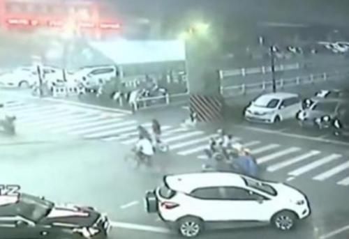  电动车|网约车闯红灯撞上电动车，车主索要4千赔偿费，交警：是你闯红灯