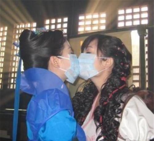  片场|明星片场休息在干嘛，鹿晗玩水枪，王源被公主抱，看到邓伦：秀恩爱呢？