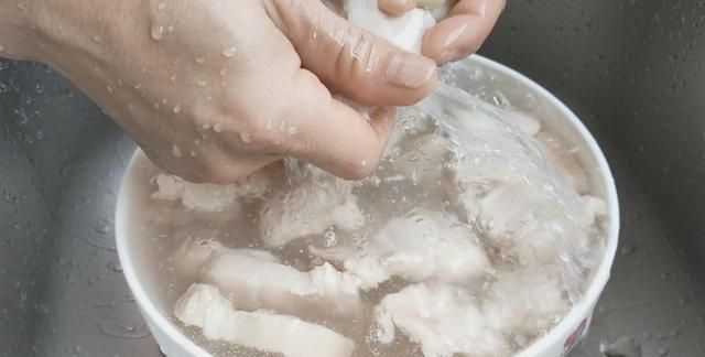 搅拌均匀|天凉了，教你一盘咸香好吃的懒人菜，饭菜一锅熟，营养下饭又省时