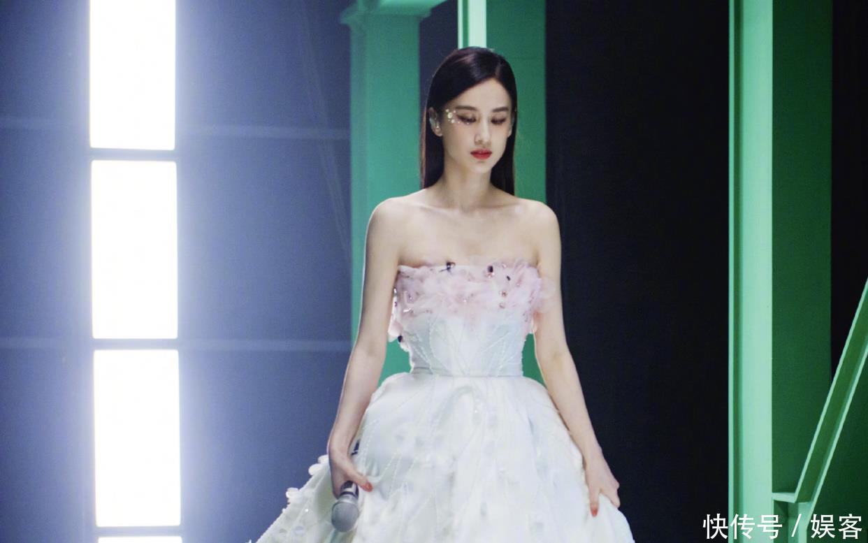  乘风破浪|《乘风破浪的姐姐》引争议，姑姑怒怼“为何拿明星与我比？”