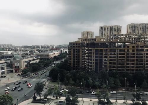  淋湿|金山突然“下开水”，你被淋湿了吗？