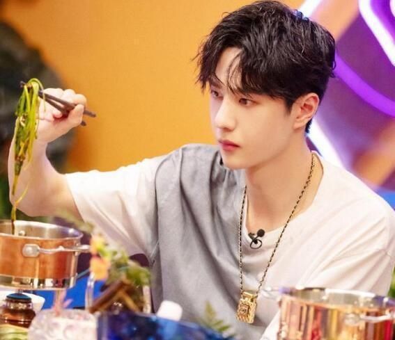  夹走|一起火锅吧王嘉尔夹走王一博香菜，一博瞳孔地震，表情是亮点