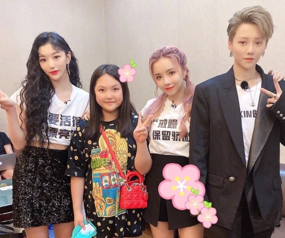  The9|有种“富家千金”叫王诗龄，和The9成员合照，还背着2万元名牌包