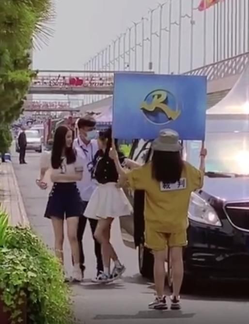  娜比|欧阳娜娜的冷白皮有多绝？与吴宣仪同穿学生裙，小腿仿佛开了反光特效