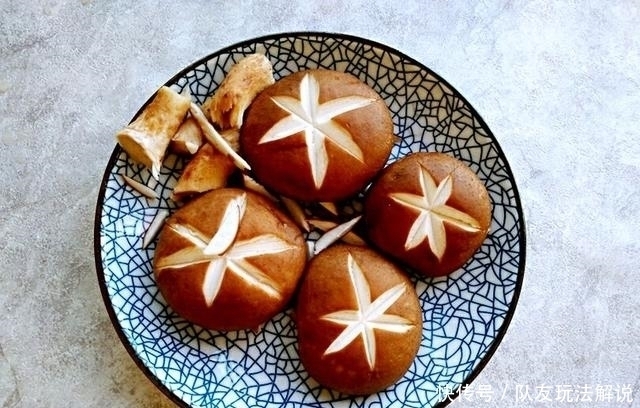 香菇|香菇与油菜简直天生一对,是维生素宝库,多加一个步骤翠绿又美味