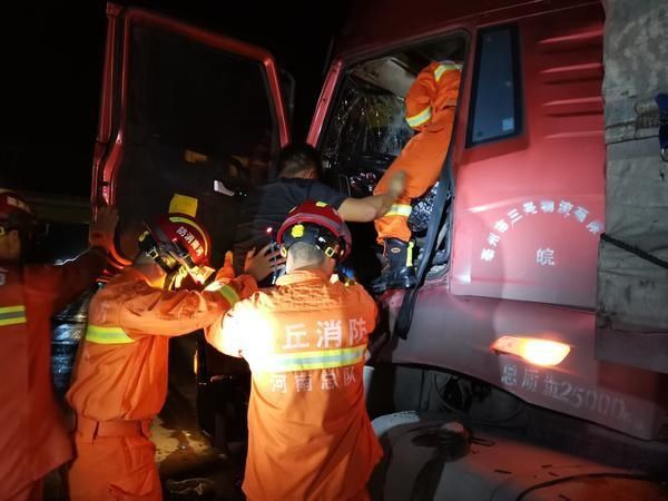  货物|满载货物货车撞上限高杆，车头严重变形，夫妻二人被卡驾驶室