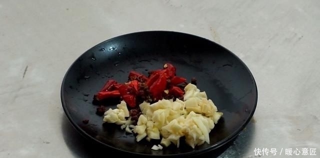 上桌|包菜最好吃的做法,这样一次做一盘不够吃,上桌抢着吃