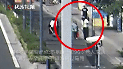 秋天|斑马线上相差60岁的牵手，温暖了这个秋天