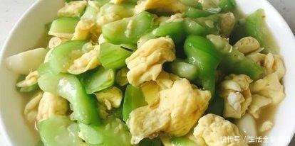丝瓜|做丝瓜炒鸡蛋时,先炒丝瓜还是先蛋,很多人做错,难怪丝瓜不滑嫩