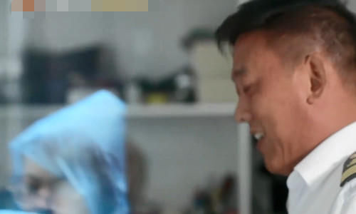  下雨|张亮李浩菲下雨打伞录节目，谁注意幕后人员咋避雨的？太辛苦了