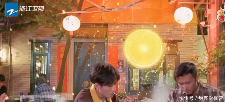 稻虫|张一山大口吃稻虫和蛇皮,谢霆锋惊讶,张一山:做演员啥没吃过?