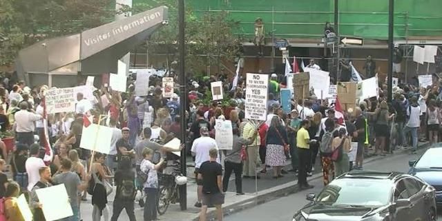 加拿大|有钱人闲着没事做？加拿大富二代不戴口罩，带着妈妈们抗议封锁