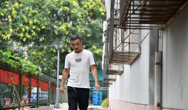  爸爸|因饭晚送了1小时，重病小男孩在病房里被饿哭，爸爸当即发了誓