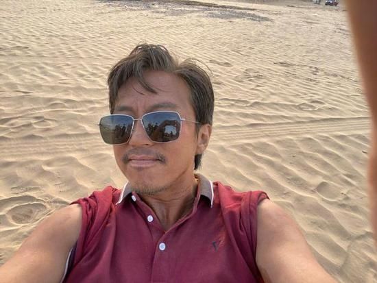 新片|新片造型?邓超自拍皮肤黝黑 满脸胡子拉碴还有土