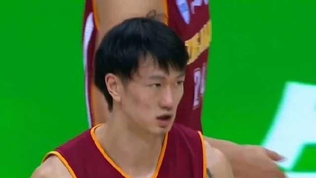 艾伦|13投4中，吃T+六犯离场，郭艾伦一脸郁闷！