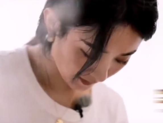 脱妆|赵丽颖当帮厨热到脱妆,画面放大她的素颜后,再也不信冯绍峰的眼光