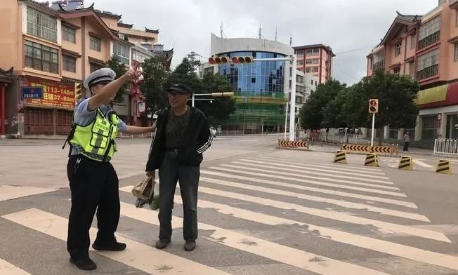交警大队|交警大队开展行人闯红灯集中整治劝导行动