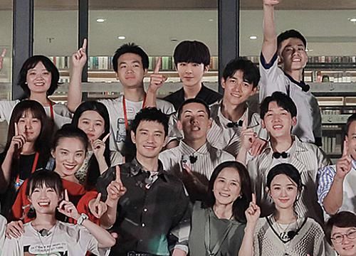  收官|《中餐厅4》收官晒大合照，赵丽颖杨超越分两边，刘宇宁最特别