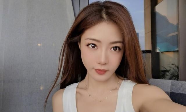  粉丝|被美颜镜头给“坑”了，小姨妈邓家佳晒近照自拍，让粉丝不敢认？