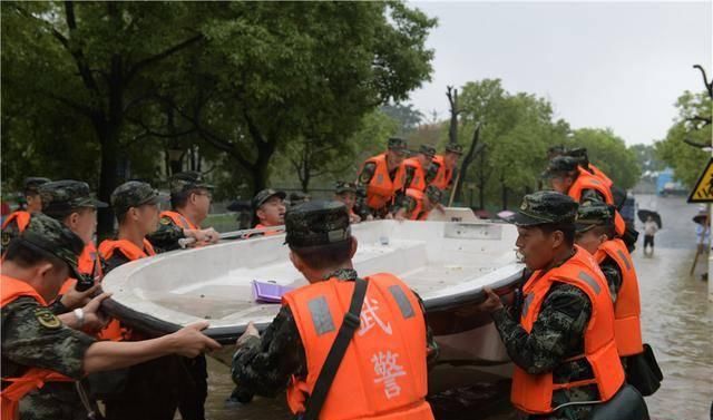  一战|5米外犯罪嫌疑人开枪拒捕，武警中队长果断击毙一战成名