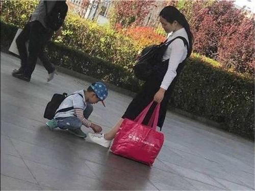 小男孩|男孩地铁上守护熟睡妈妈，让妈妈枕在腿上安心入睡，网友：真暖心