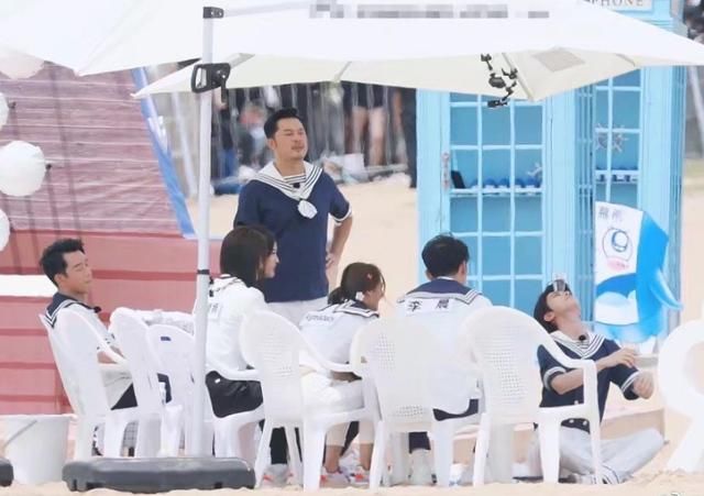  甜美|跑男最后一期录制路透，baby穿水手服甜美，我却关注另外两位女生