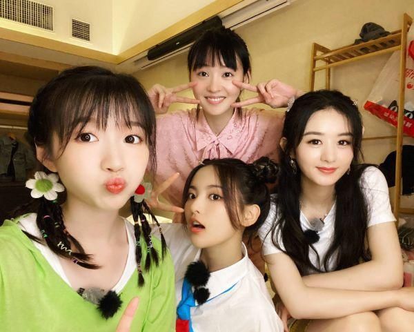  赵丽颖|网传中餐厅“女生宿舍合照”，杨超越占C位，赵丽颖的举动很大气