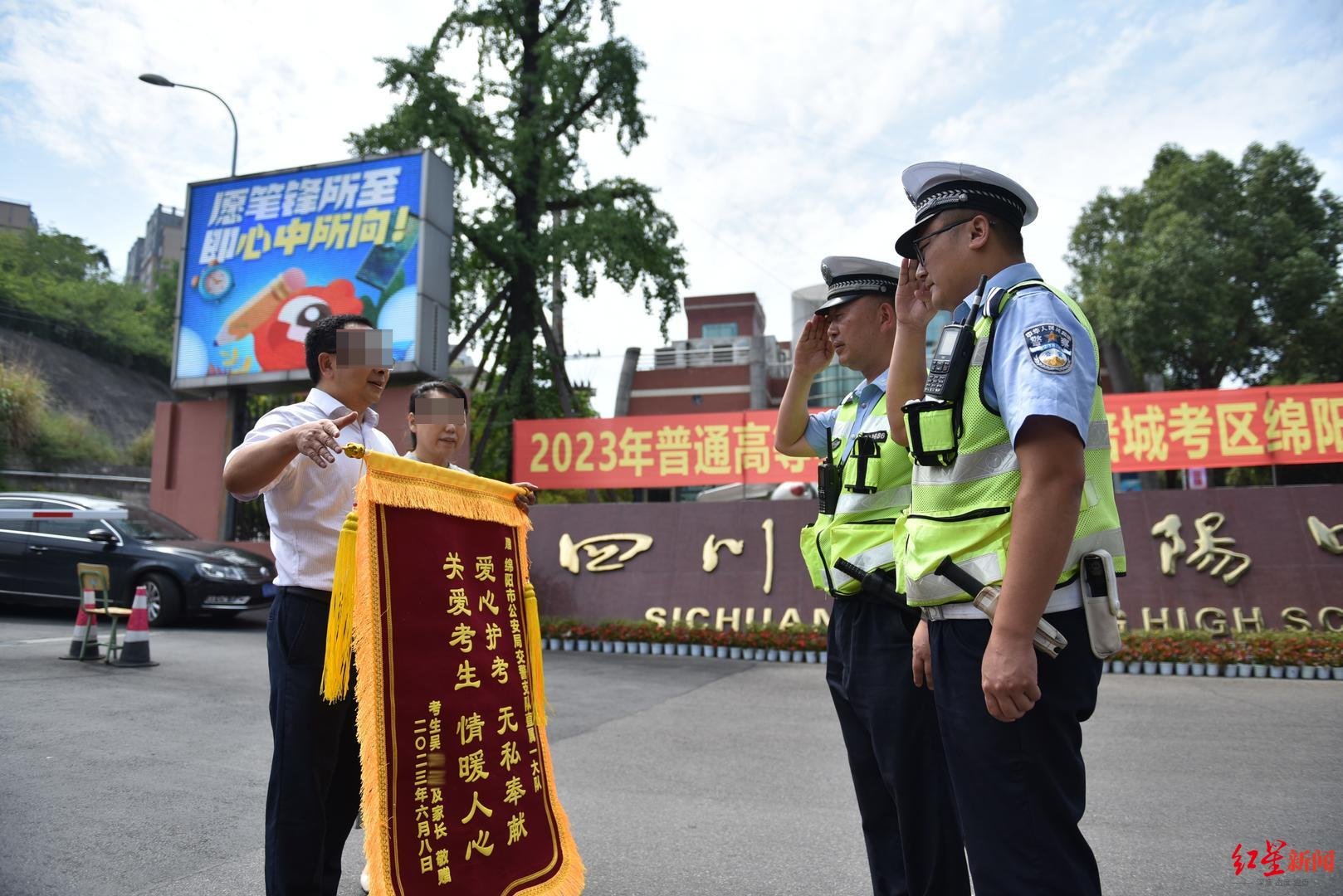 暖心！四川绵阳一高考考生脚踝骨折，辅警骑警用摩托全程接送