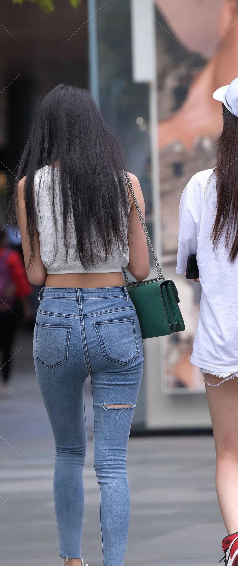 点亮|街拍：破洞牛仔裤，显腿长点亮造型，体态修长妖妖艳艳勾人魂魄