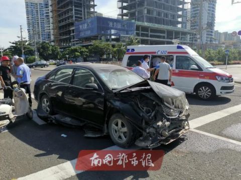  海甸岛|突发！海甸岛一公交接连撞倒路牌和两棵树，还有一辆轿车…