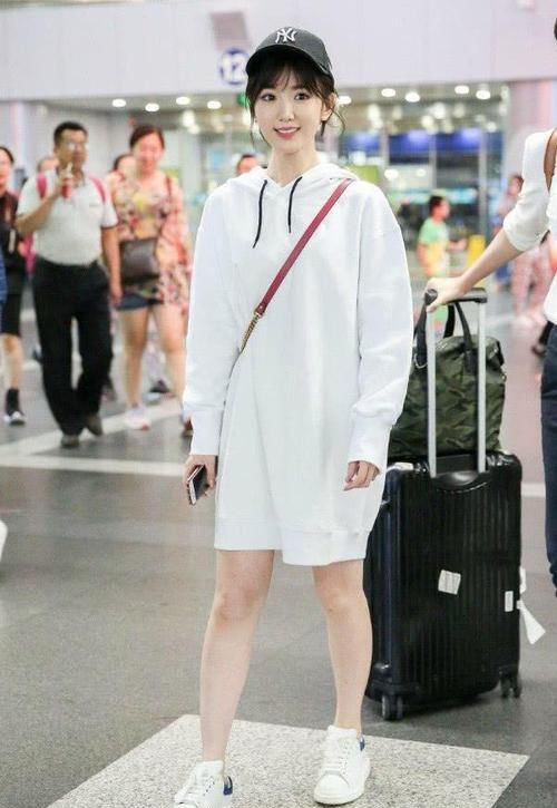  裙子|毛晓彤谈分手已释然，穿“甜甜圈裙”现身机场，要做自己的公主！