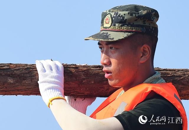 永修|江西永修：洪水浸泡堤坝现裂缝 武警官兵连续奋战化险情