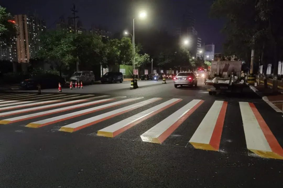 驾驶员|创城进行时丨彩色立体斑马线亮相港城！提醒车辆礼让行人