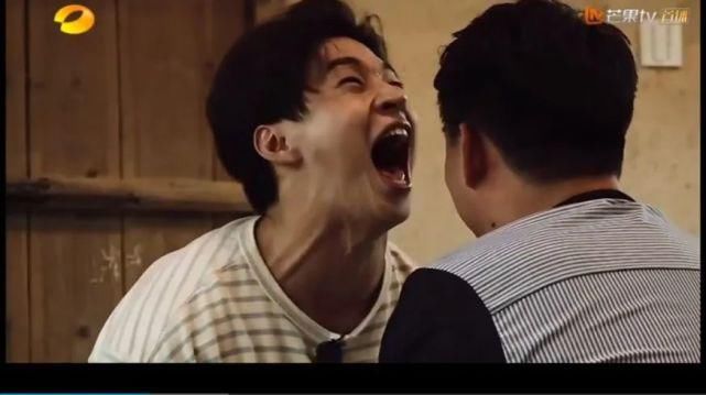  大华|被何炅黄磊踢出群聊，全网骂退出节目，却在韩国成万人追捧的音乐天才？