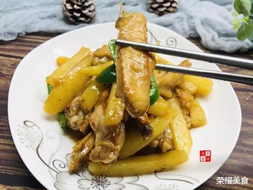  香嫩|原来鸡翅还可以这样做，小孩爱吃下饭没压力，香嫩美味和土豆最配